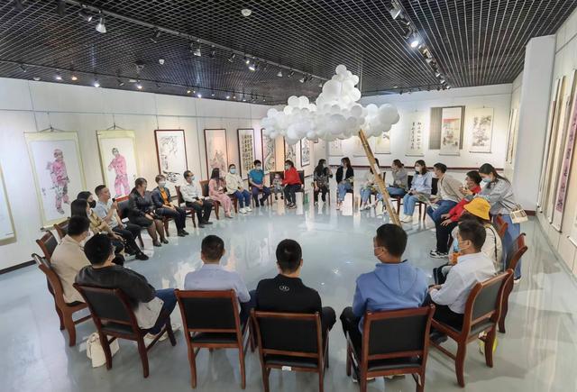 馆举行,来自社会各界的近30名青年代表通过参观德州青年文艺作品展